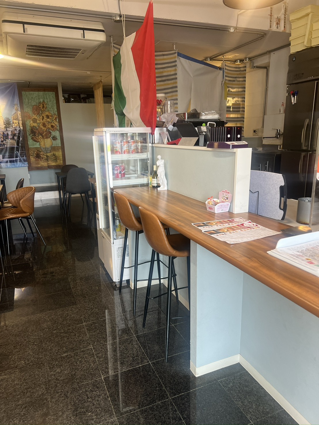 木目カウンターの店内